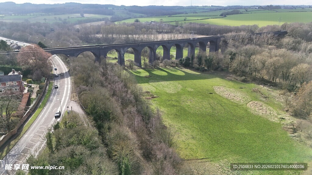 乡村高架桥横跨绿野