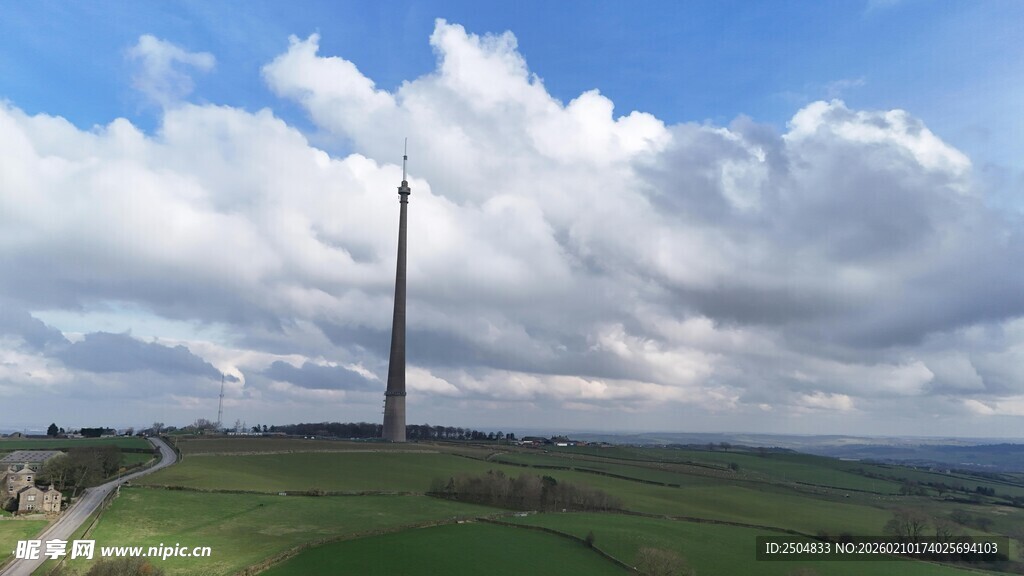 草原上的高耸纪念碑