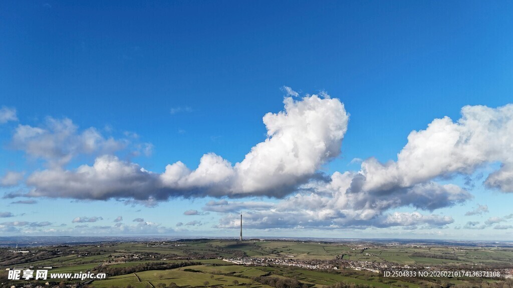 蓝天白云下的广袤原野