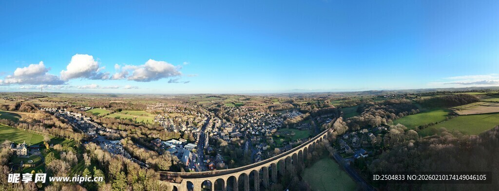 俯瞰广袤田野与天际线