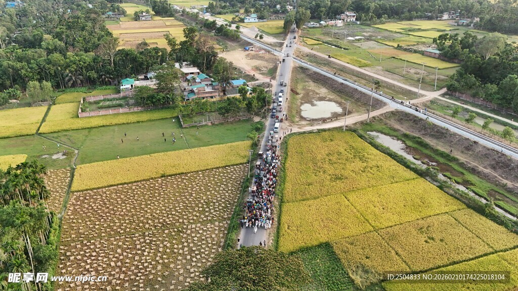 俯瞰田野间的铁路轨道