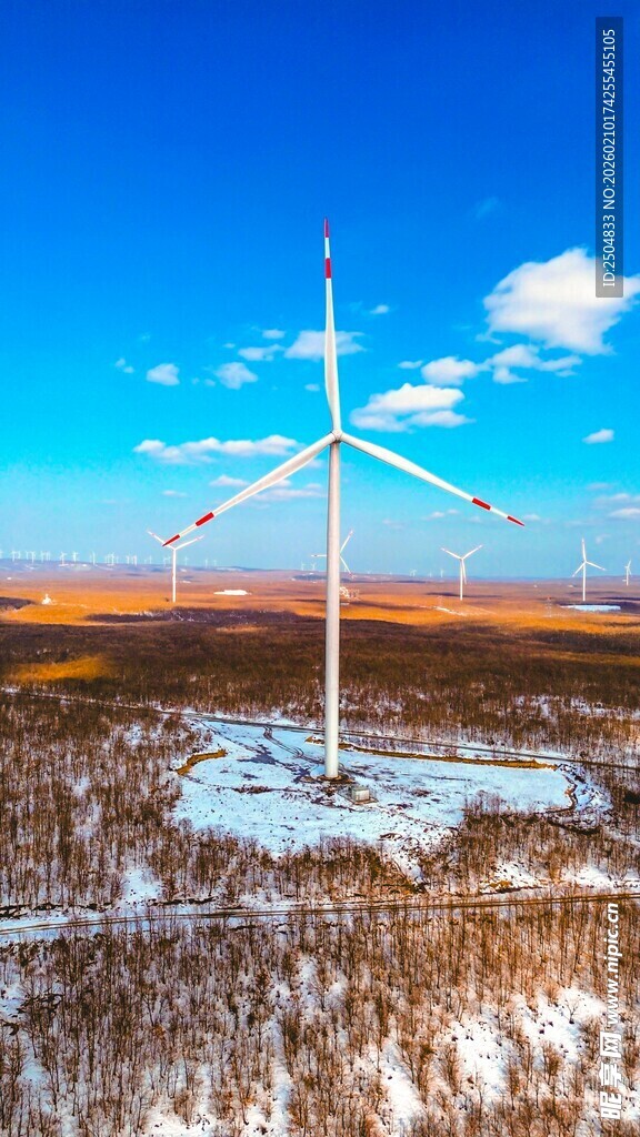 雪野中的风力发电机组