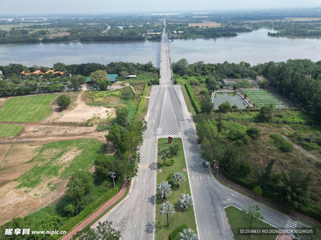 俯瞰宽阔公路与周边景致
