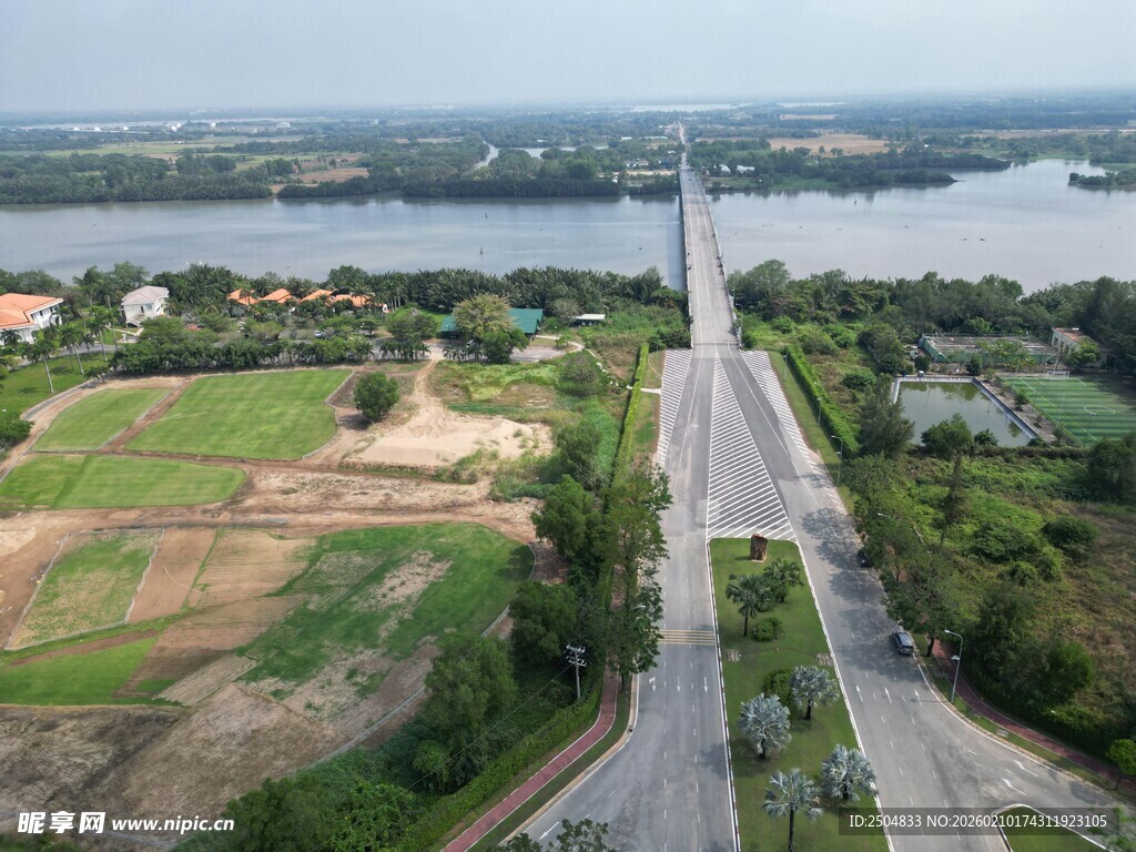 俯瞰宽阔公路与周边景致