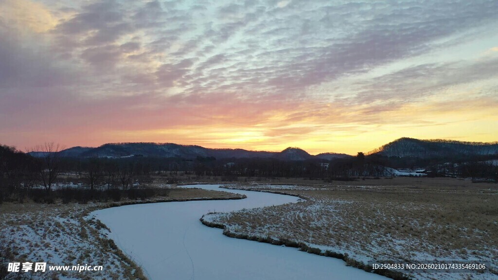 冬日河畔绚丽晚霞美景