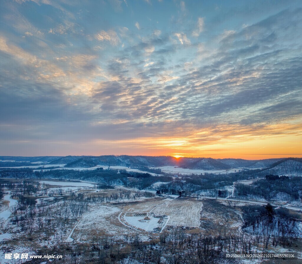 冬日雪野的壮丽日出