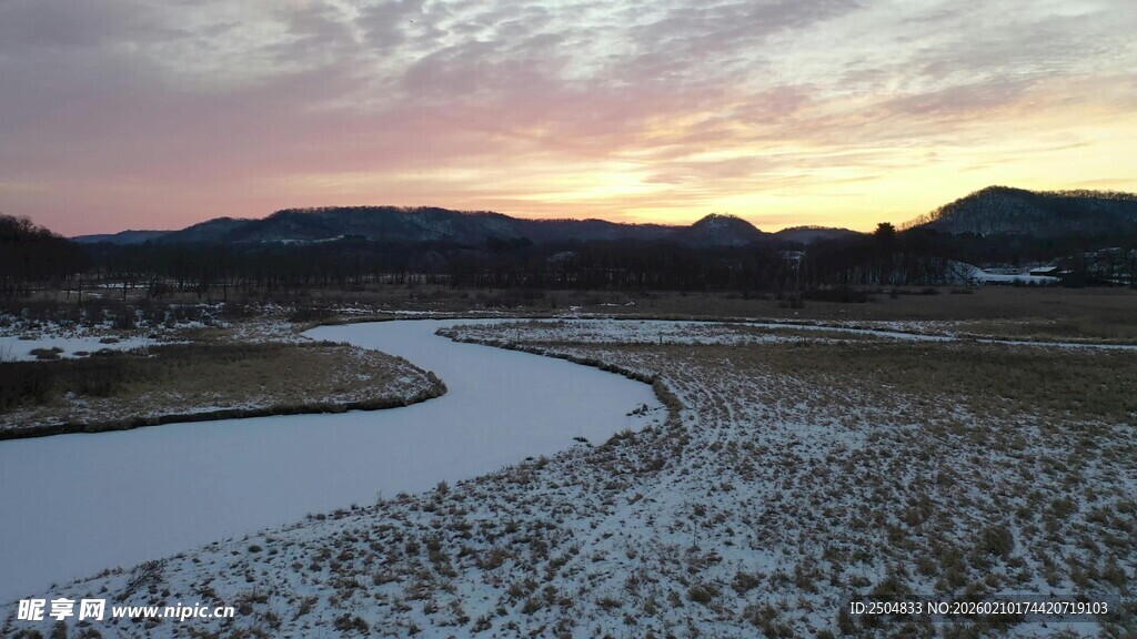 夕阳下蜿蜒于旷野的河流