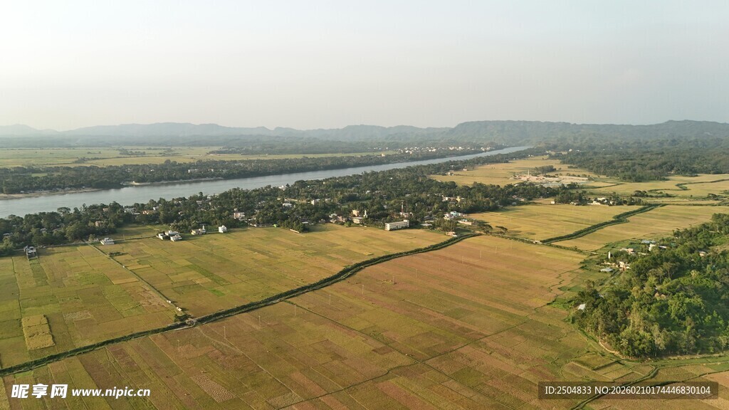 广袤田野与河流的空中景致