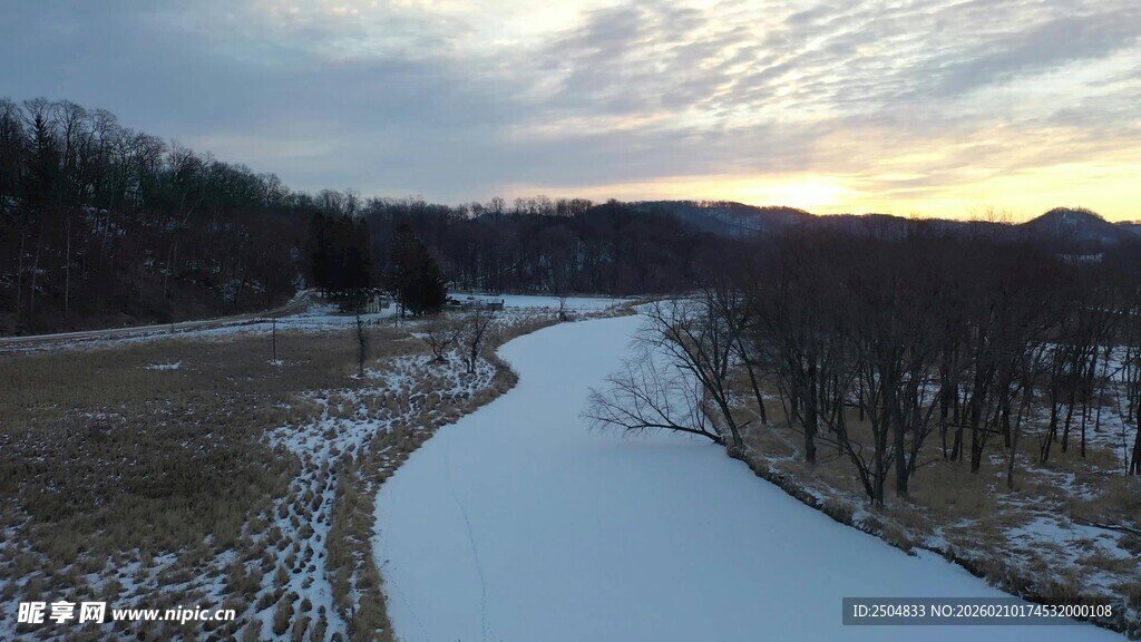 冬日河畔黄昏美景