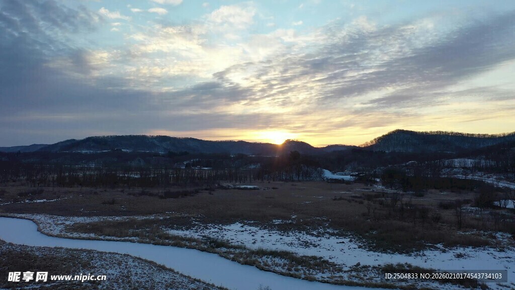 冬日夕阳下的开阔原野