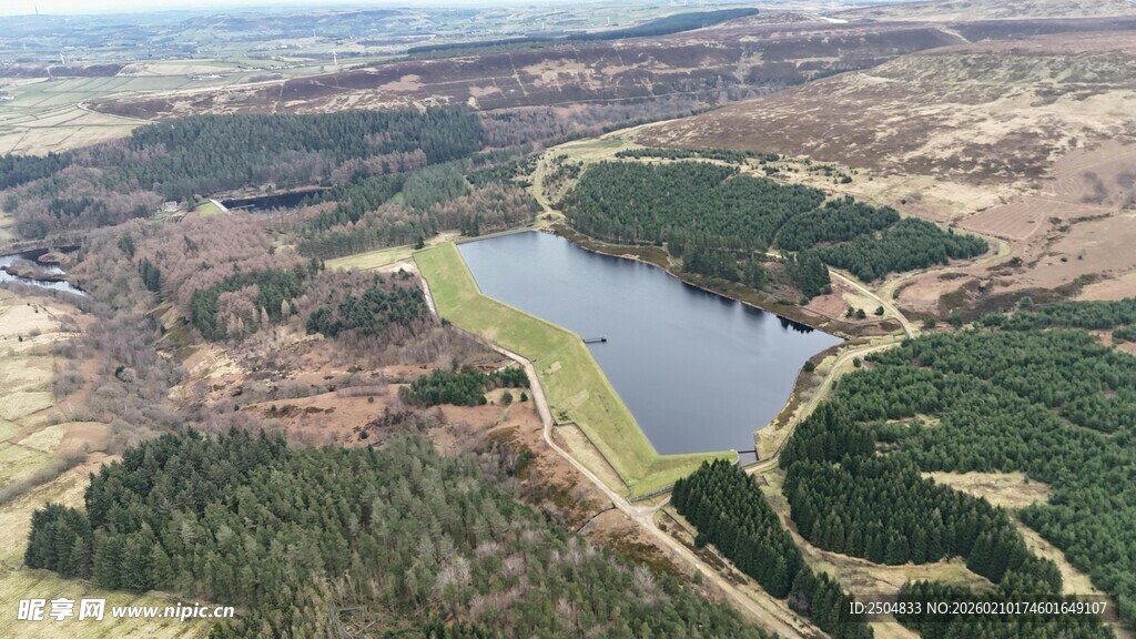 俯瞰山间湖泊与广袤林地