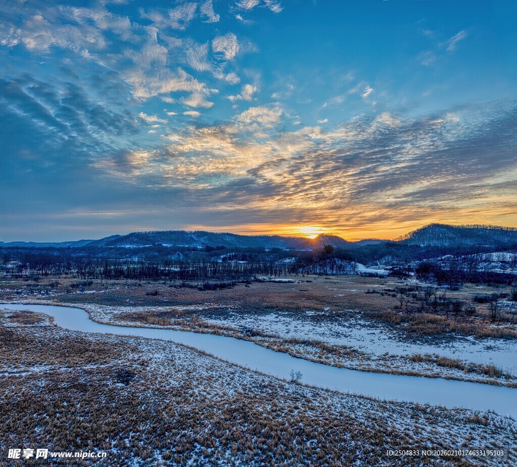 冬日雪野的壮丽日落景观