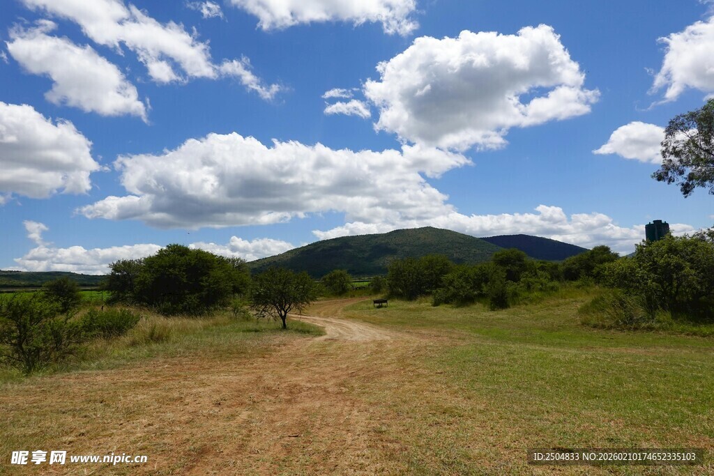 乡间土路 蓝天白云下美景