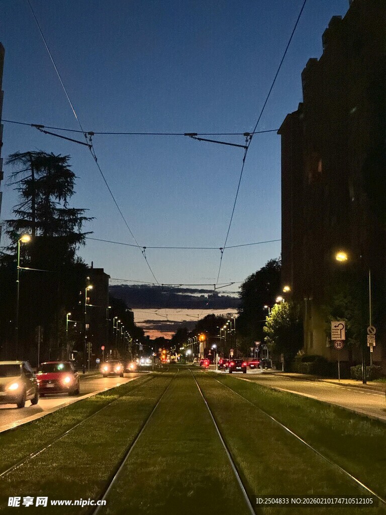 夜幕下的城市有轨电车轨道