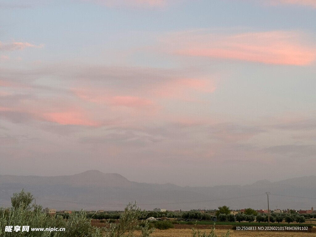黄昏时分的天边美景