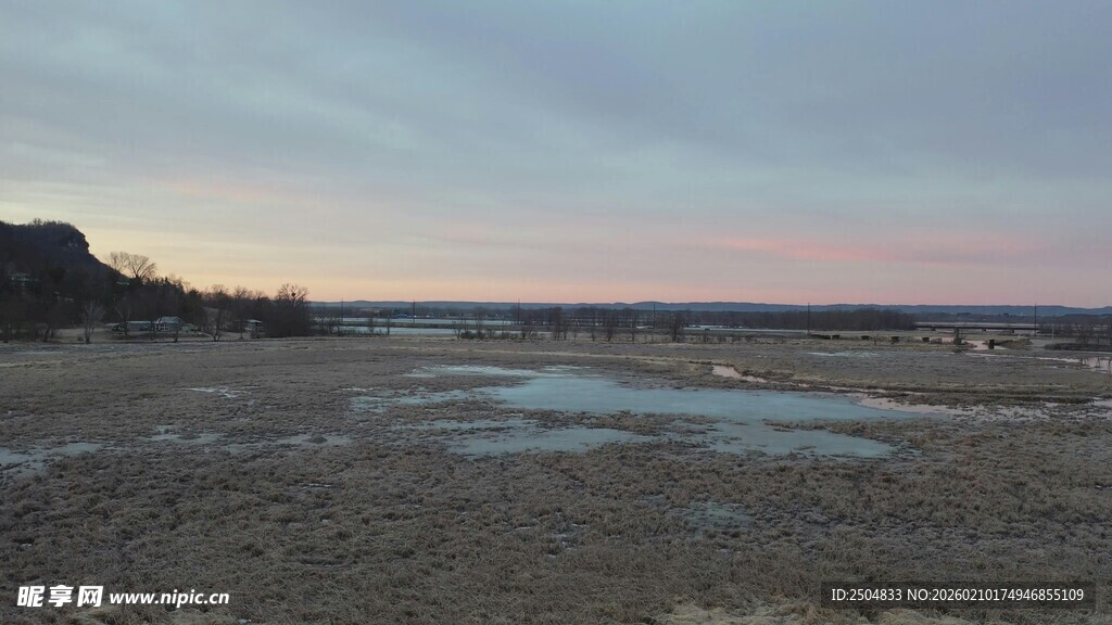 黄昏下的空旷泥泞之地