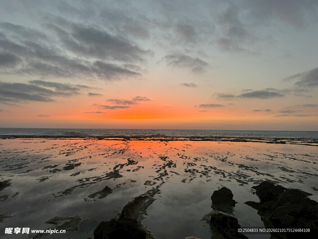 海边日落时的美丽滩涂景观