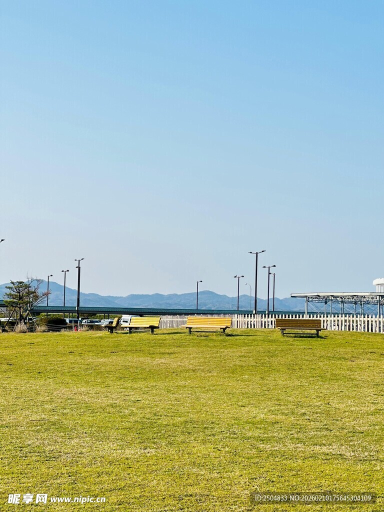 广阔草地与远处景致