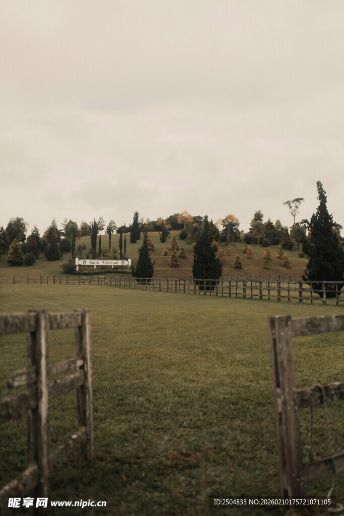 乡村田野围栏风景图