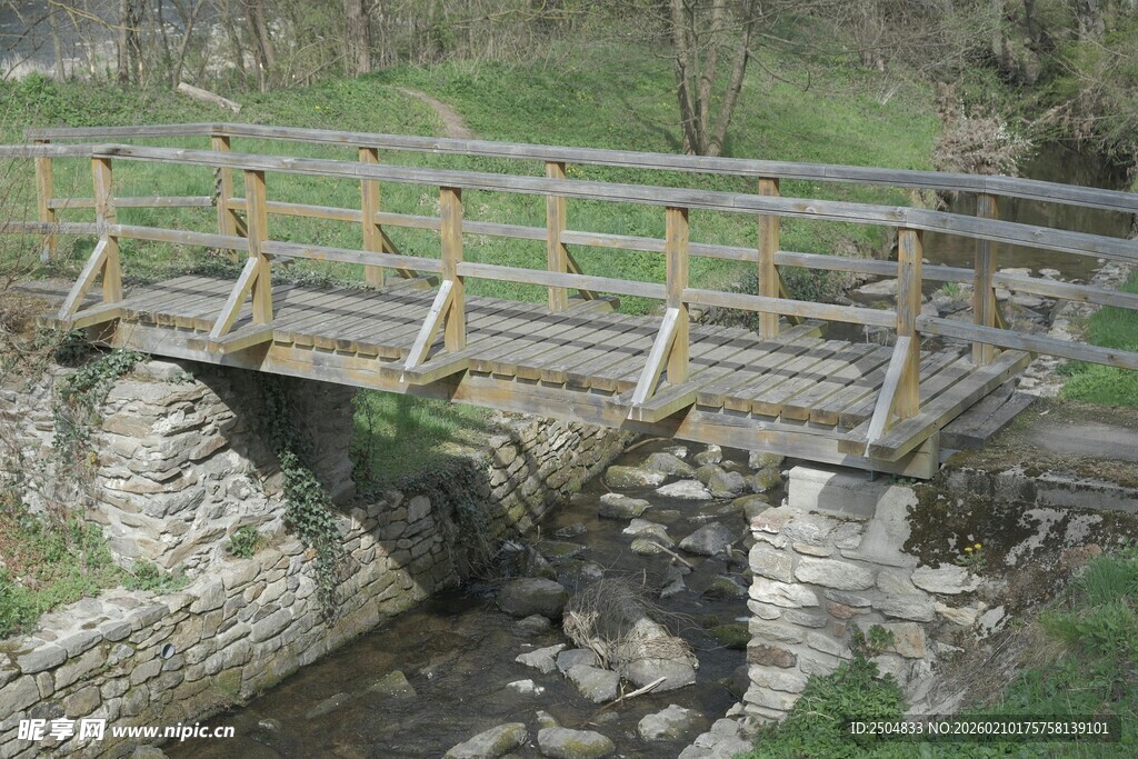 乡村木石桥横跨潺潺溪流
