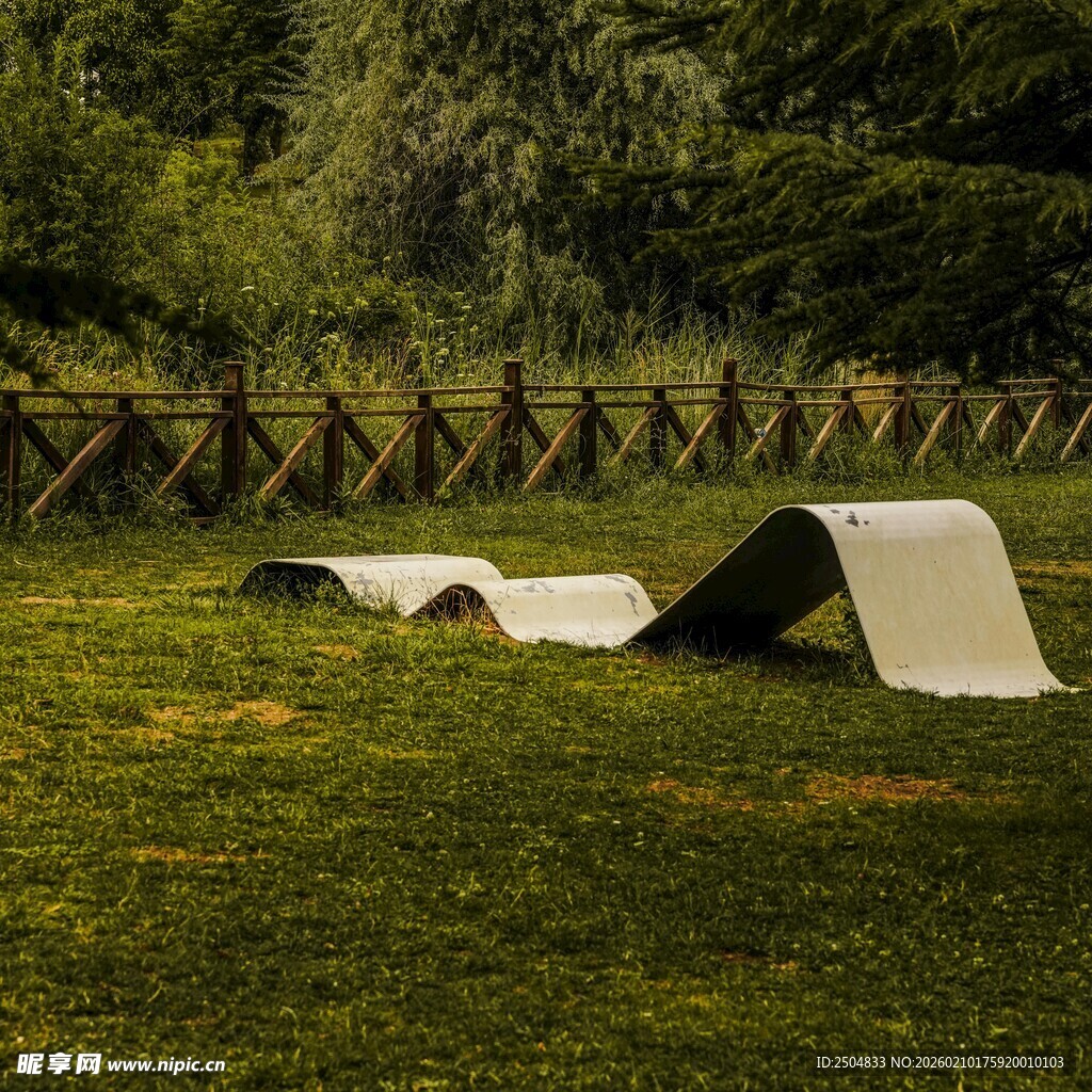 草地上的波浪形白色物件