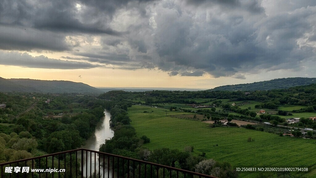 田园风光下的 沉天空