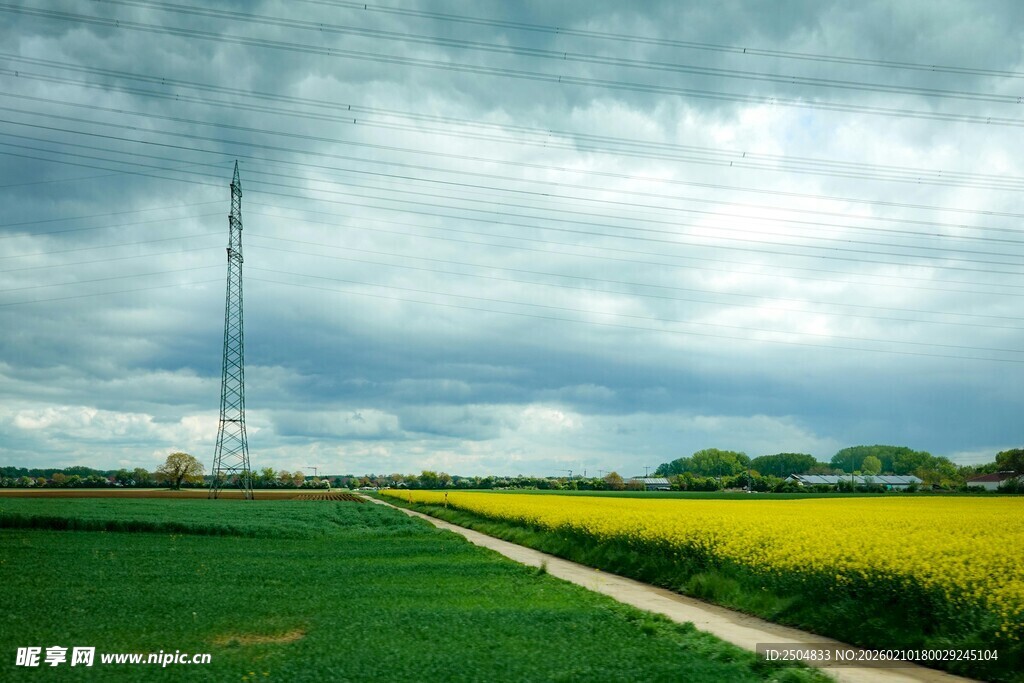 田野风光中的通信铁塔