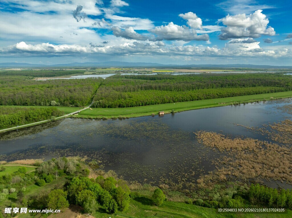 广袤原野上的河流风光
