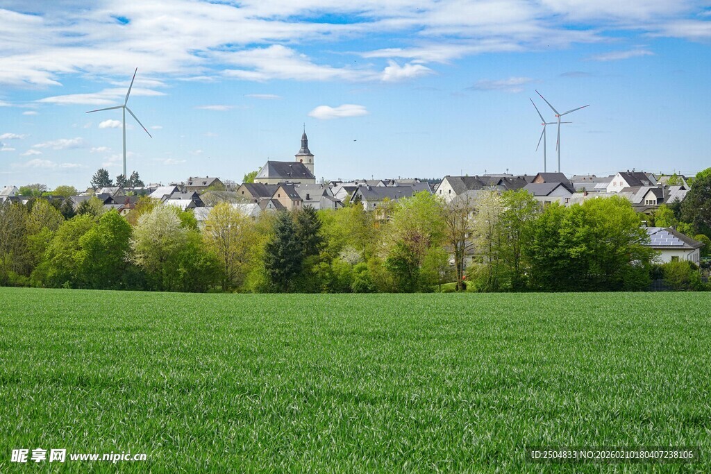 绿野之上的城镇风光