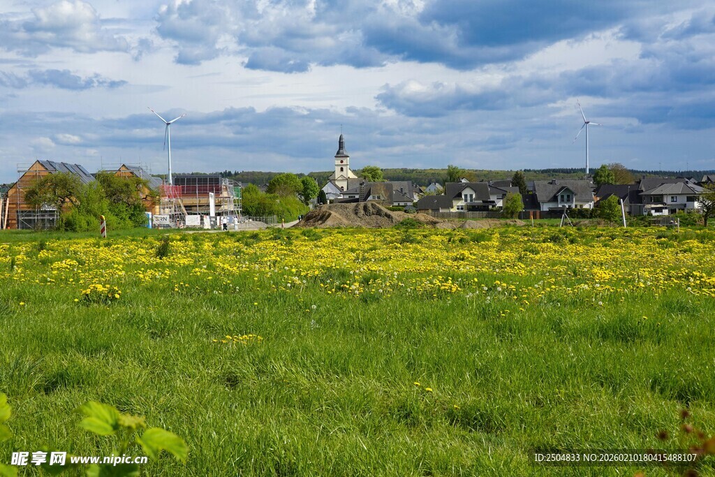 田园绿野中的美丽村落