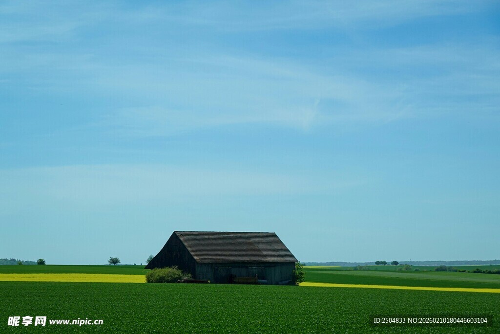 田野中的古朴小屋
