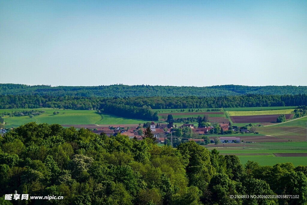 俯瞰绿意盎然的乡村美景