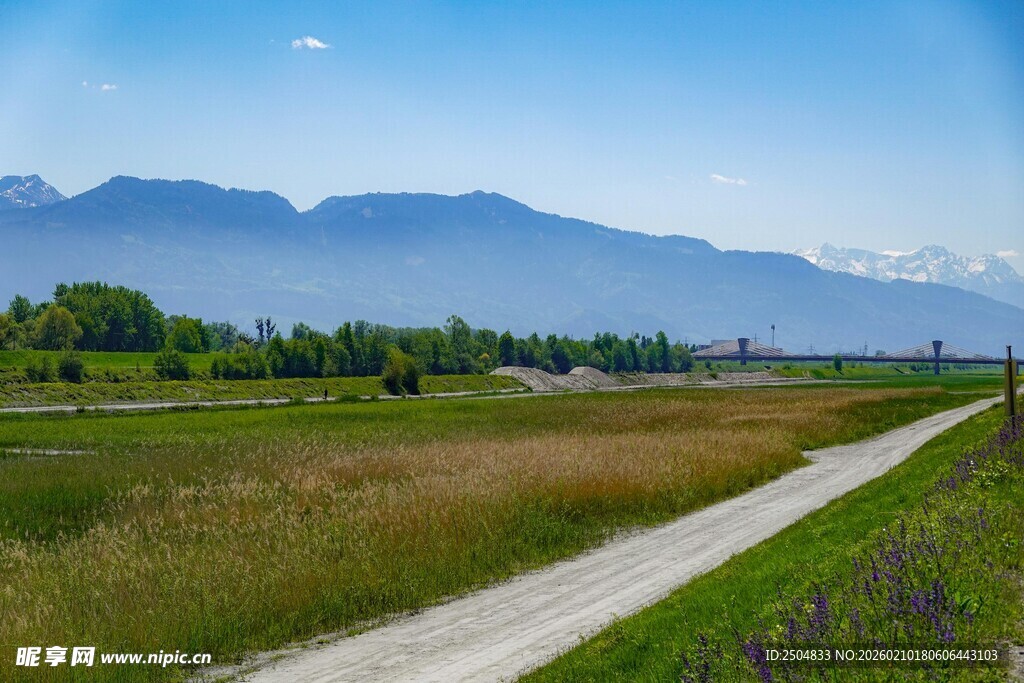 田园小路旁的远山美景