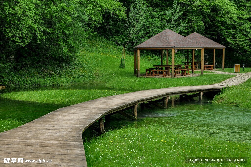 湖畔木栈道旁的休闲凉亭