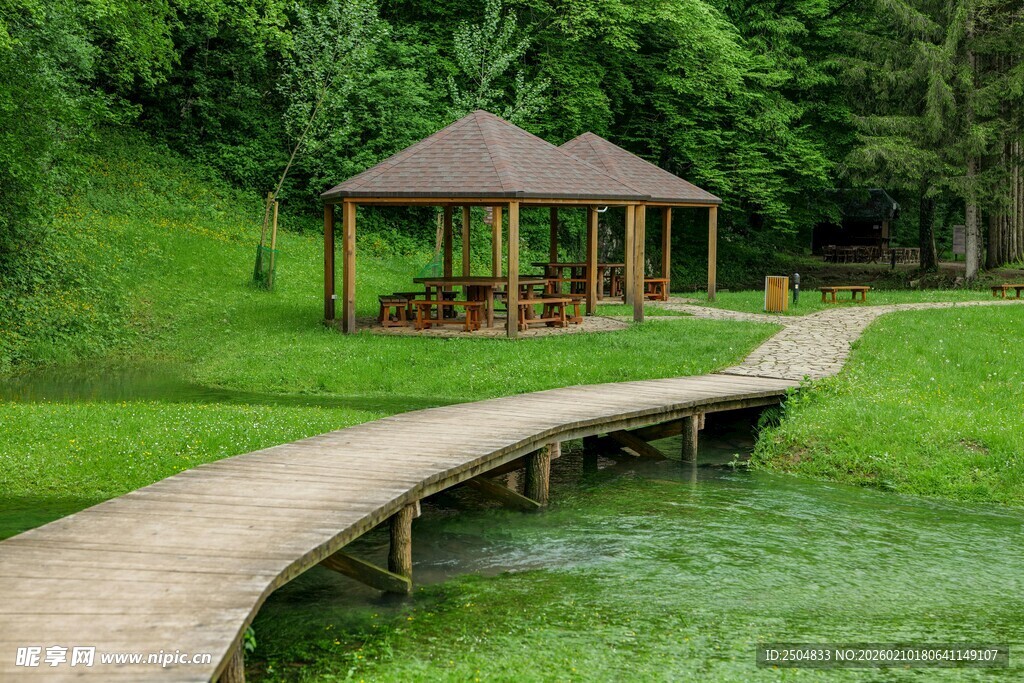 湖畔木桥凉亭自然美景