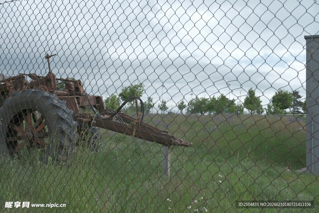 废弃农田中的旧农机具