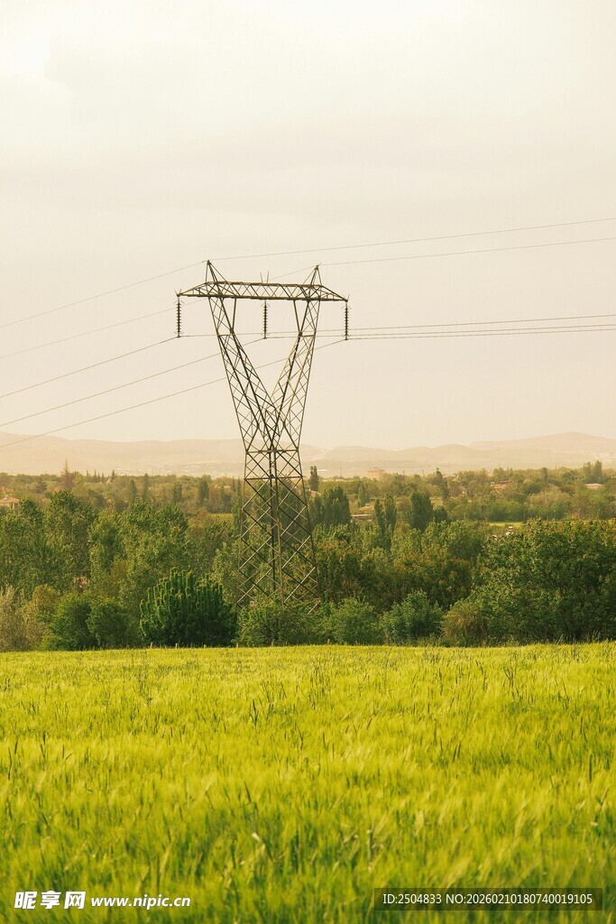 田野中的高压输电塔