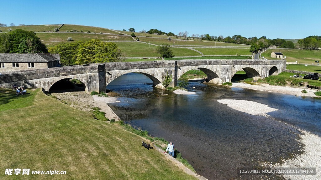 乡村石桥横跨宁静河流
