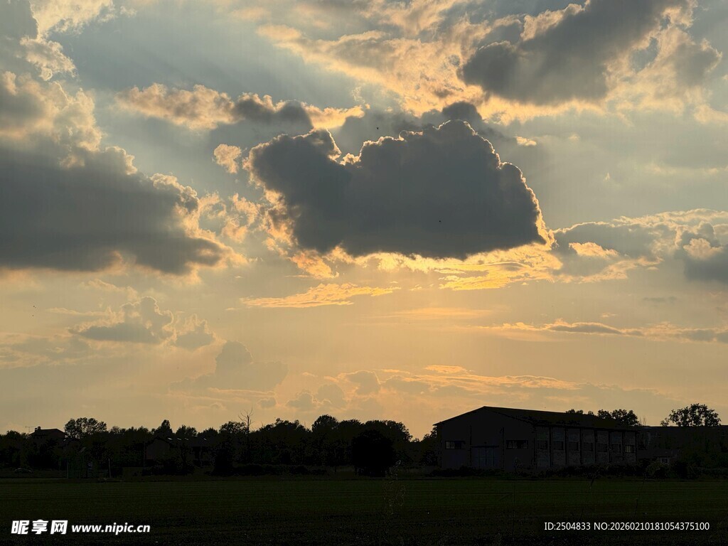 夕阳下的田野与天空美景