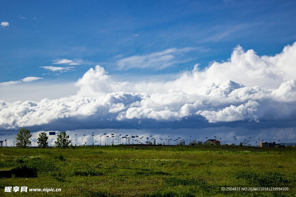 草原上的壮丽云海景观