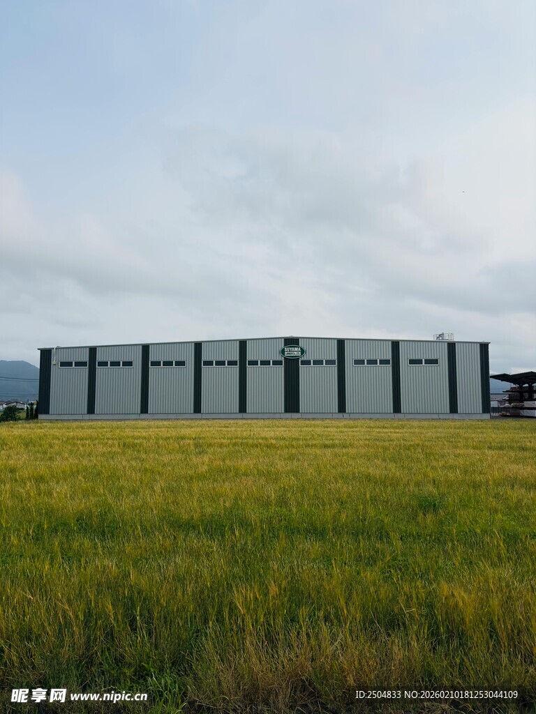 田野中的大型灰色建筑