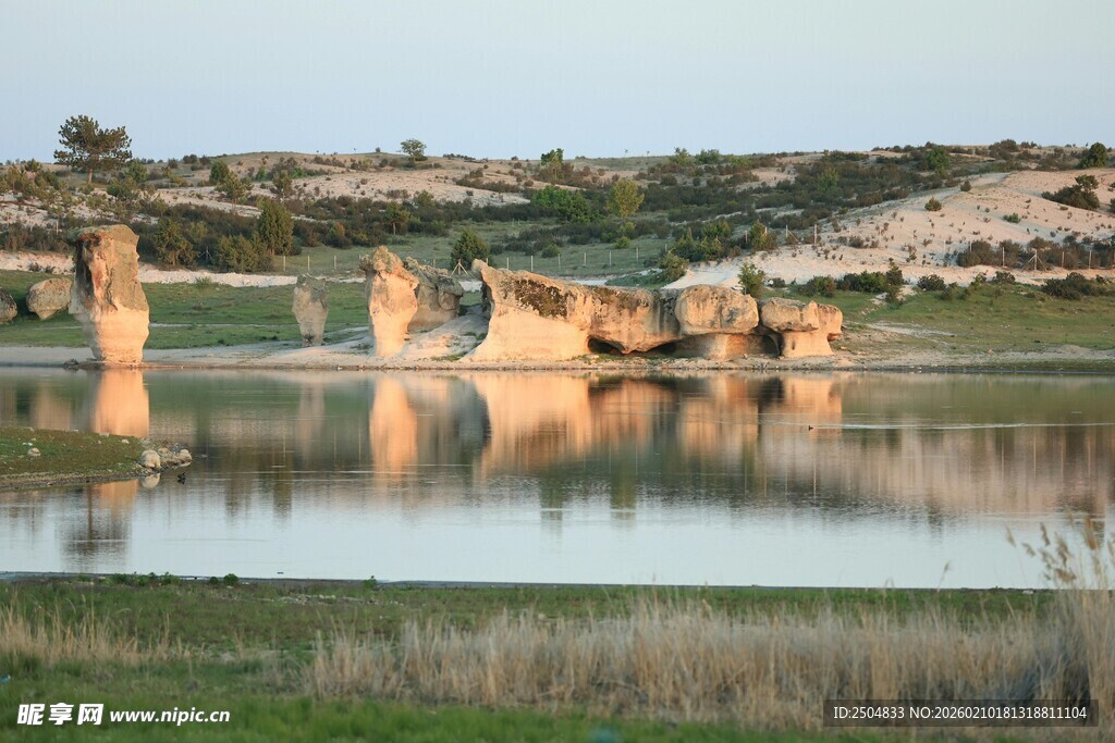 湖畔奇特地貌倒影美景