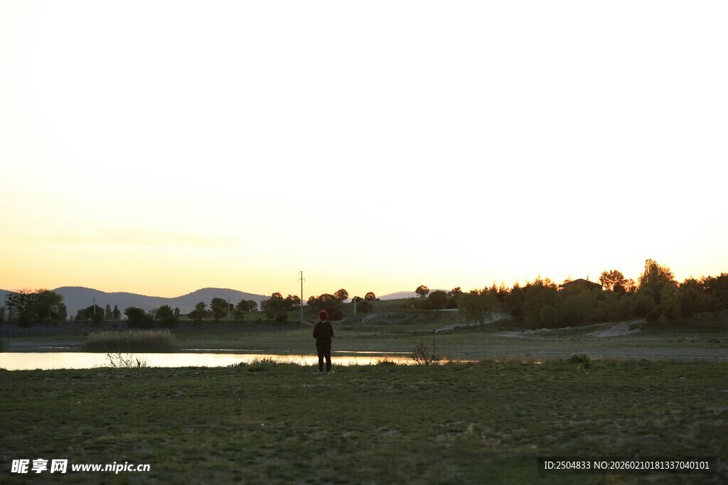 夕阳下湖畔的孤独身影