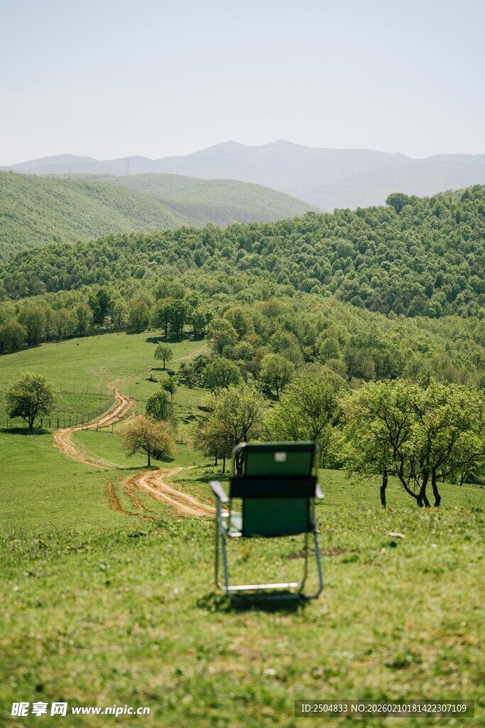 草原上的孤独绿色座椅