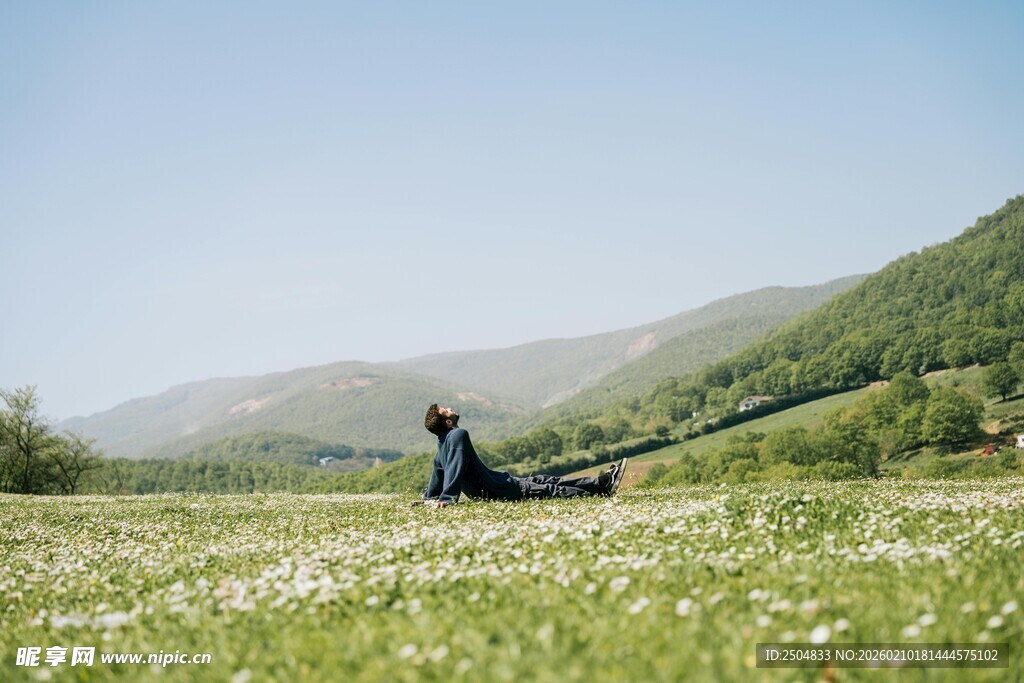草原上的孤独骑行者
