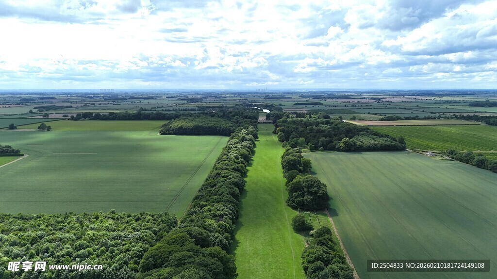 广袤田野航拍美景