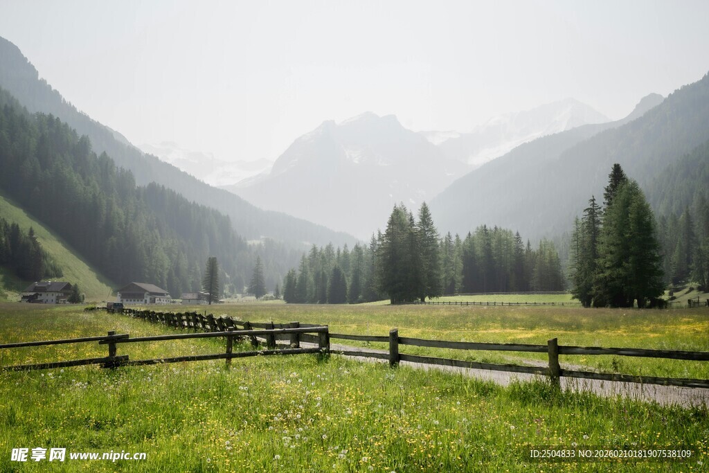 山间绿野木栏风景图