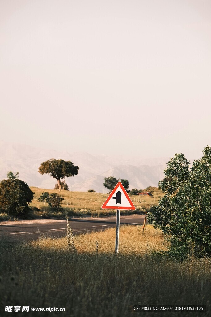 乡村公路旁的交通警示标志