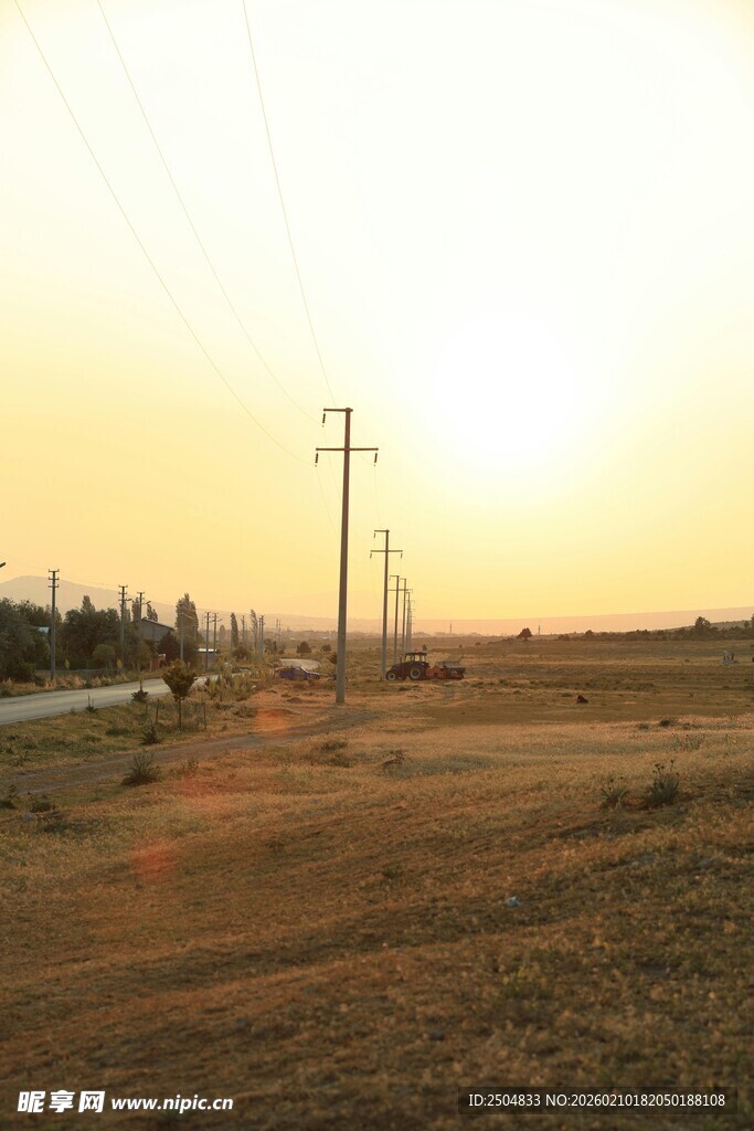 夕阳下的旷野输电线路