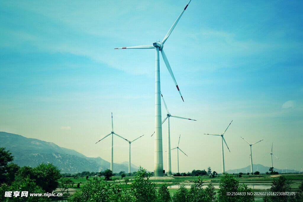 田野上的风力发电机组